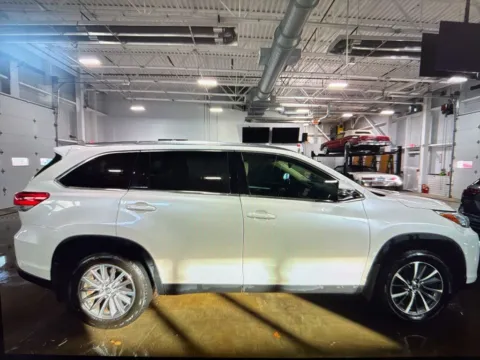 More photos of 2019 Toyota Highlander XLE at CarFive Nashua, NH, NH