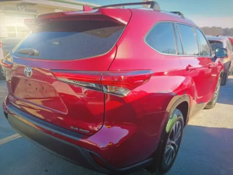 More photos of 2020 Toyota Highlander XLE at CarFive Nashua, NH, NH