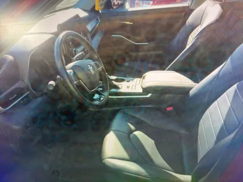 More photos of 2020 Toyota Highlander XLE at CarFive Nashua, NH, NH