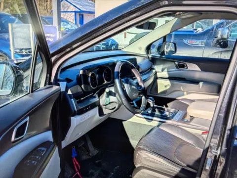 More photos of 2022 Kia Carnival LXS at CarFive Nashua, NH, NH