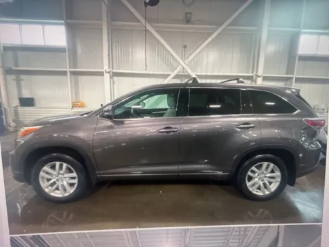 Photos of 2014 Toyota Highlander LE V6 for sale in Nashua, NH at CarFive Nashua, NH