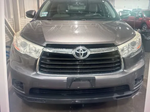 More photos of 2014 Toyota Highlander LE V6 at CarFive Nashua, NH, NH