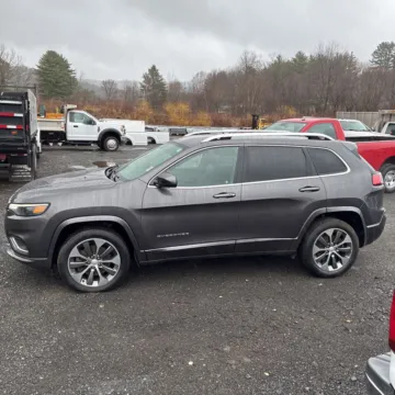 More photos of 2019 Jeep Cherokee Overland at CarFive Nashua, NH, NH