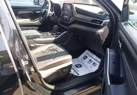 More photos of 2021 Toyota Highlander XLE at CarFive Nashua, NH, NH