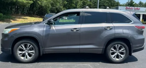Photos of 2015 Toyota Highlander XLE V6 for sale in Nashua, NH at CarFive Nashua, NH