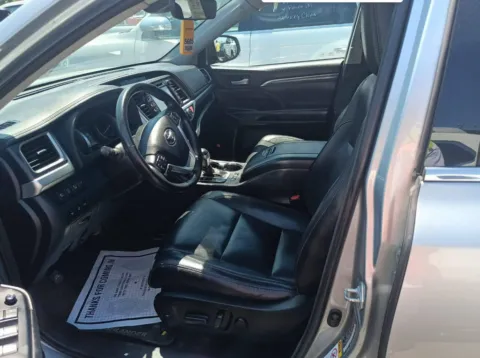 More photos of 2018 Toyota Highlander Limited Platinum at CarFive Nashua, NH, NH