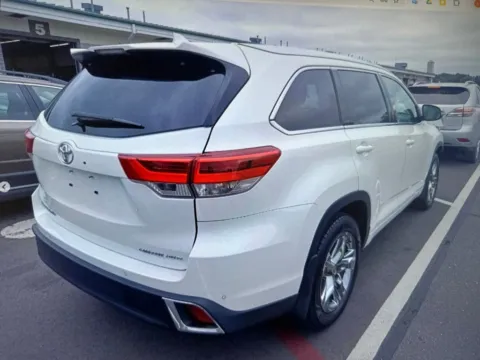 More photos of 2019 Toyota Highlander Limited Platinum at CarFive Nashua, NH, NH