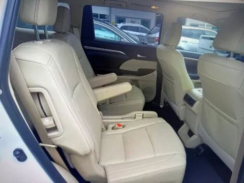 More photos of 2019 Toyota Highlander Limited Platinum at CarFive Nashua, NH, NH