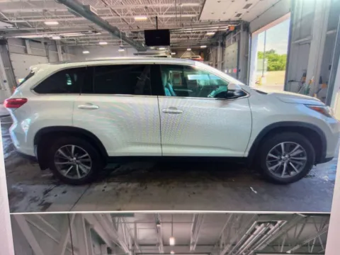More photos of 2019 Toyota Highlander XLE at CarFive Nashua, NH, NH