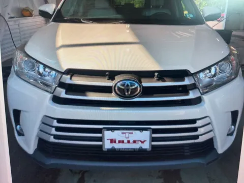 More photos of 2019 Toyota Highlander XLE at CarFive Nashua, NH, NH