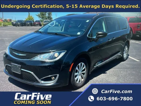 Black 2018 Chrysler Pacifica Touring L for sale in Nashua, NH