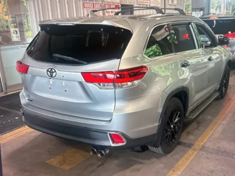 More photos of 2018 Toyota Highlander XLE at CarFive Nashua, NH, NH