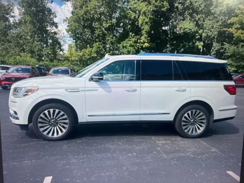 Photos of 2021 Lincoln Navigator Reserve for sale in Nashua, NH at CarFive Nashua, NH