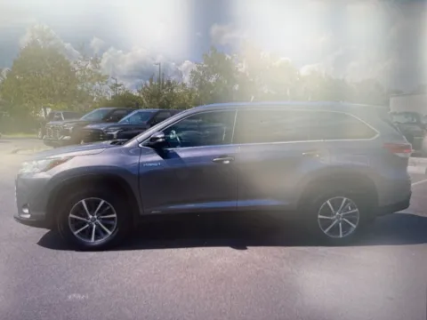 Photos of 2019 Toyota Highlander Hybrid XLE for sale in Nashua, NH at CarFive Nashua, NH