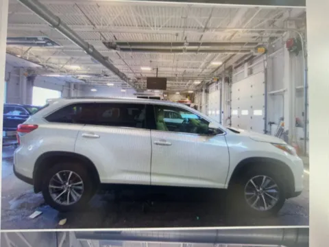 More photos of 2019 Toyota Highlander XLE at CarFive Nashua, NH, NH