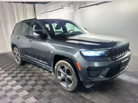 More photos of 2022 Jeep Grand Cherokee Altitude at CarFive Nashua, NH, NH