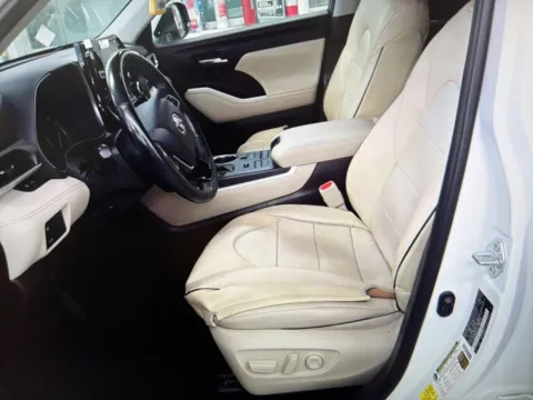 More photos of 2021 Toyota Highlander XLE at CarFive Nashua, NH, NH