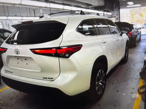 More photos of 2021 Toyota Highlander XLE at CarFive Nashua, NH, NH
