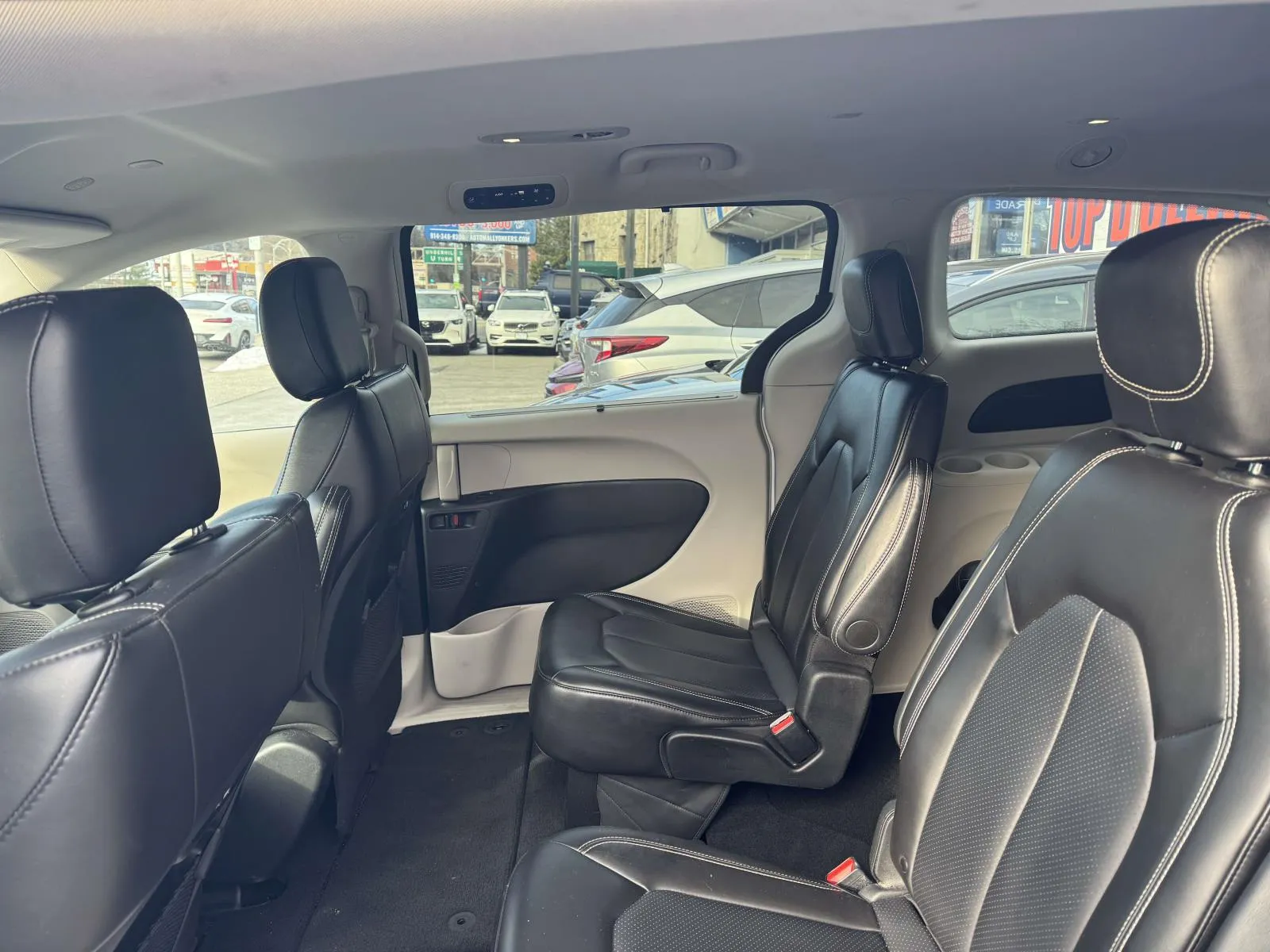 2024 Chrysler Pacifica Touring L - Photo 10