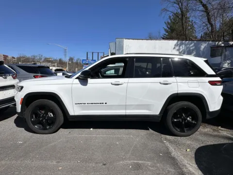 More photos of 2023 Jeep Grand Cherokee Altitude at Yonkers Automall, NY
