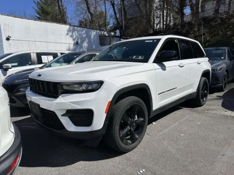 More photos of 2023 Jeep Grand Cherokee Altitude at Yonkers Automall, NY