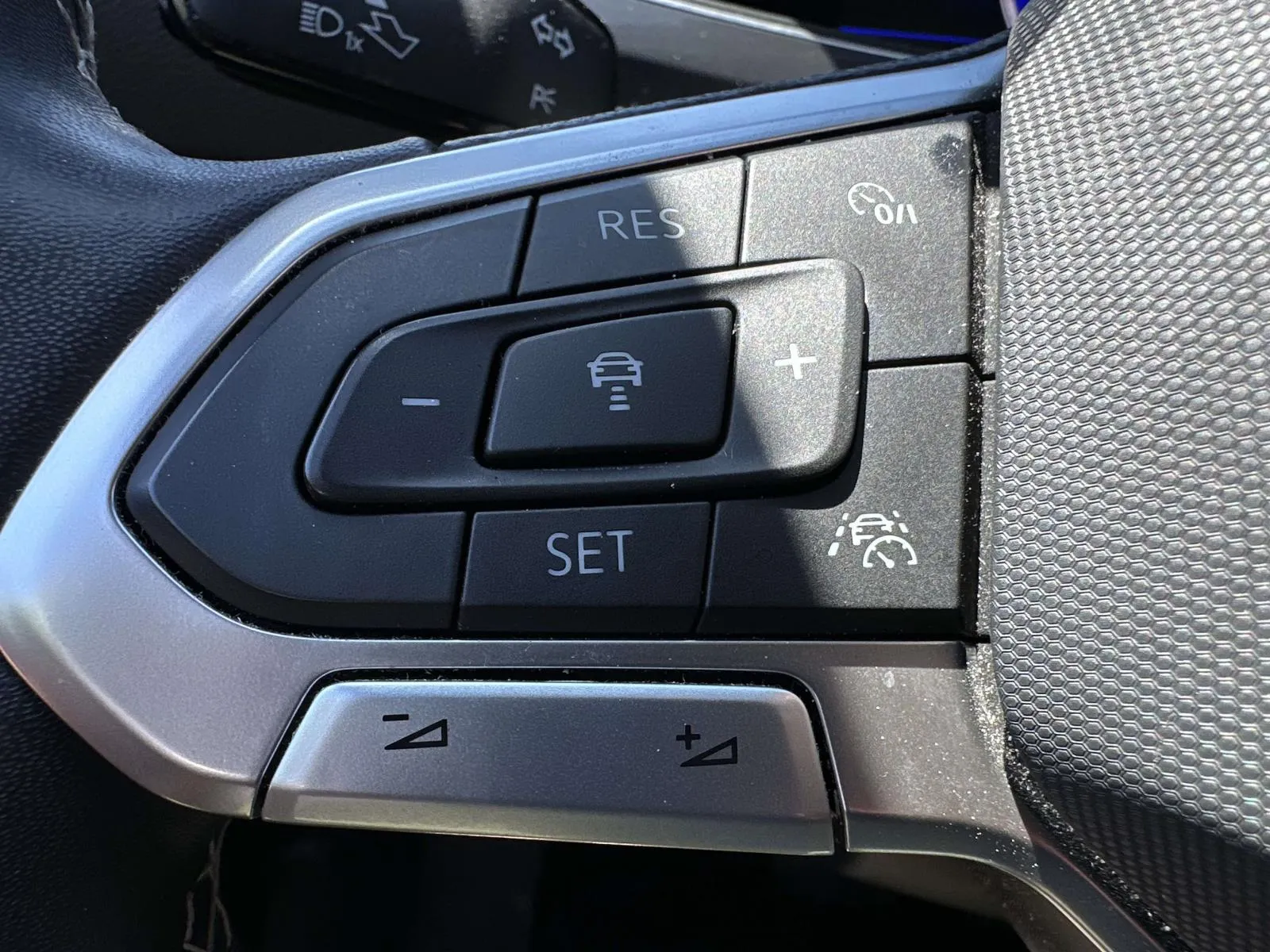 2023 Volkswagen Tiguan SE - Photo 29