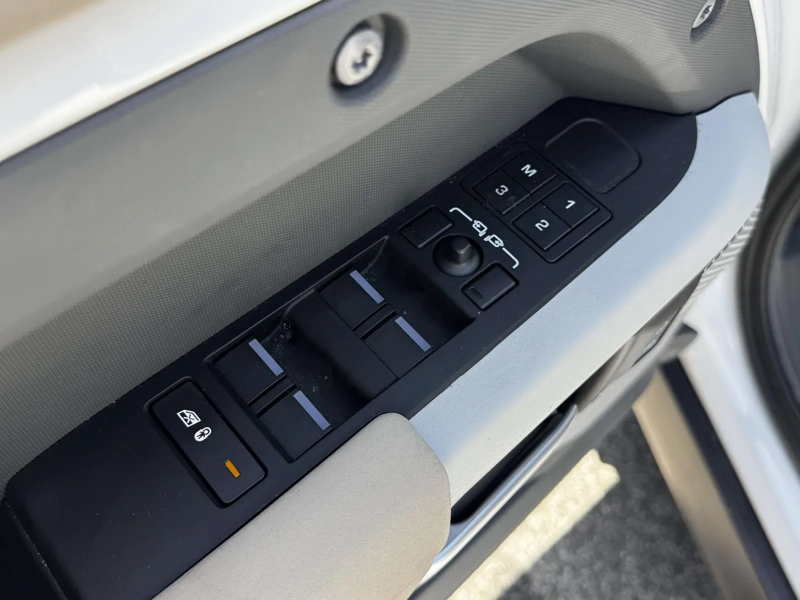 2023 Land Rover Defender S - Photo 17