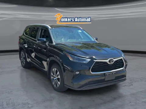 Black 2023 Toyota Highlander XLE for sale in Yonkers, NY