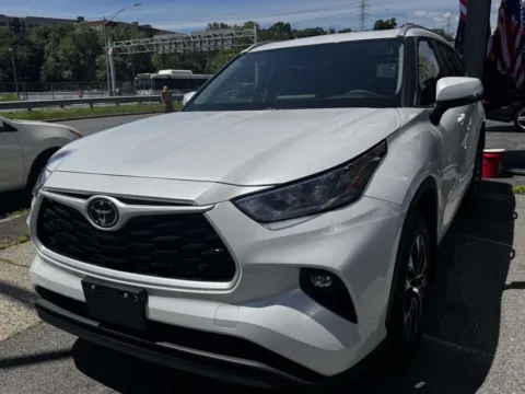 Another view of 2025 Toyota Highlander Hybrid XLE AWD (Natl) for sale in Yonkers, NY at Yonkers Automall
