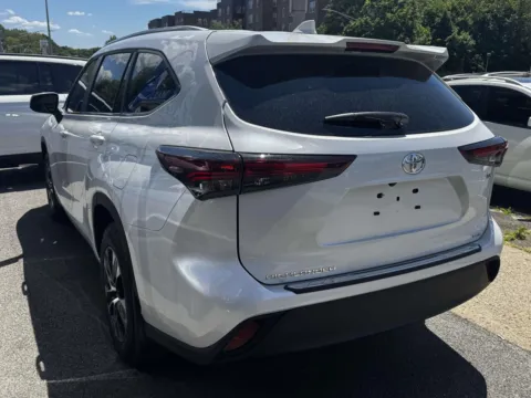 More photos of 2025 Toyota Highlander Hybrid XLE AWD (Natl) at Yonkers Automall, NY