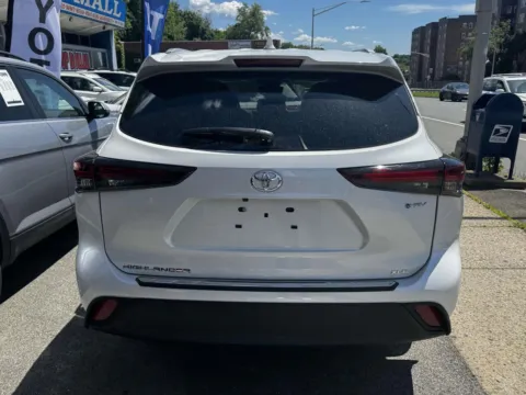 More photos of 2025 Toyota Highlander Hybrid XLE AWD (Natl) at Yonkers Automall, NY