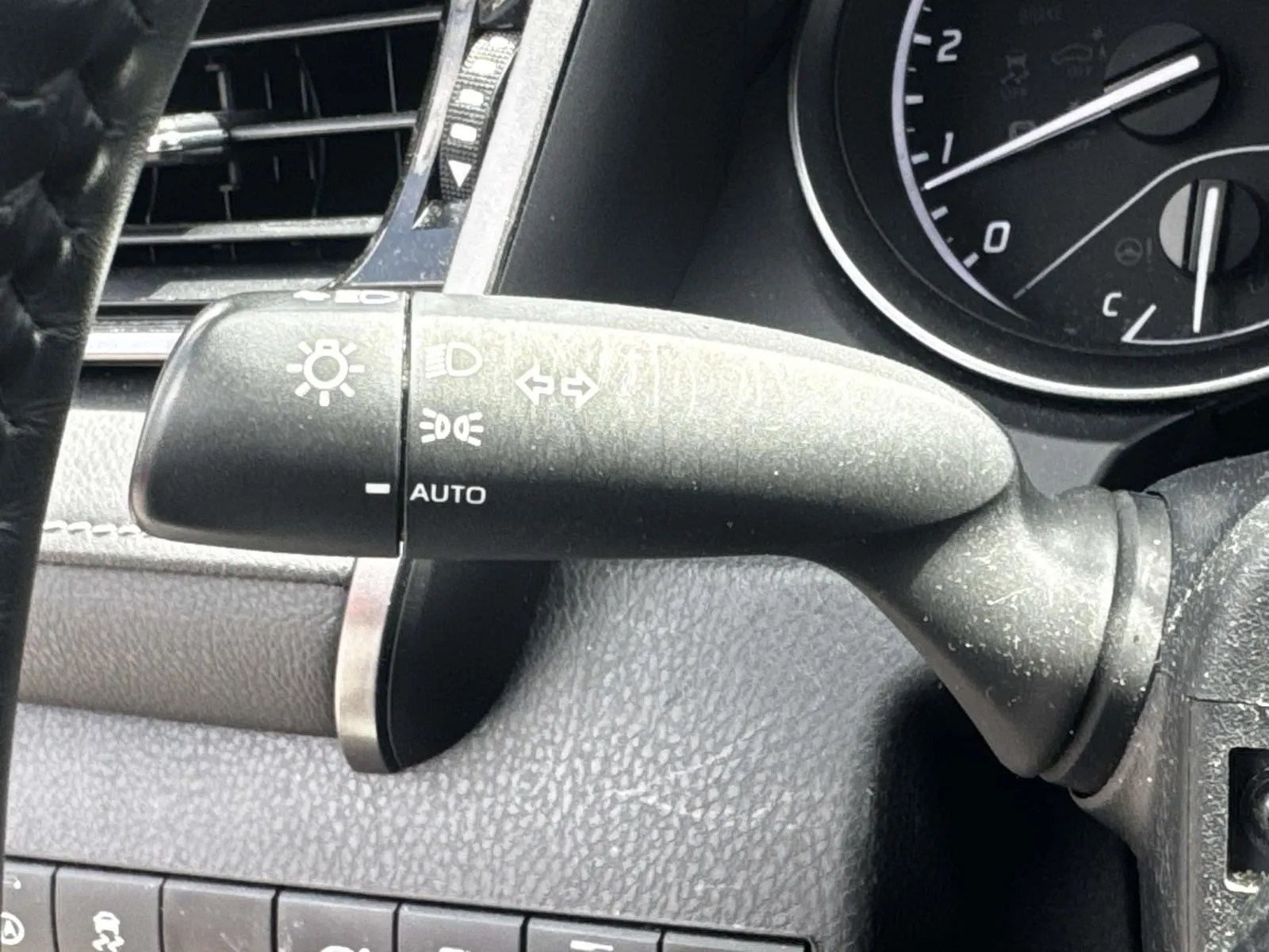 2023 Toyota Camry SE - Photo 19