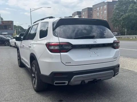 More photos of 2023 Honda Pilot Touring AWD at Yonkers Automall, NY