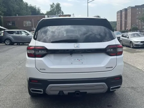 More photos of 2023 Honda Pilot Touring AWD at Yonkers Automall, NY