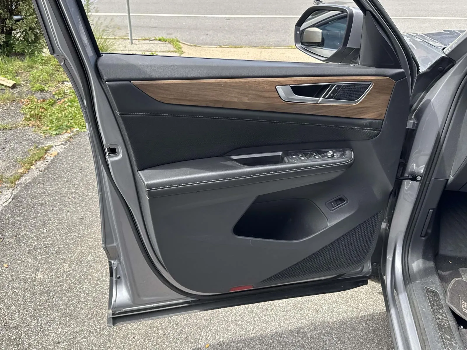 2024 Volkswagen Atlas SE w/Tech - Photo 13