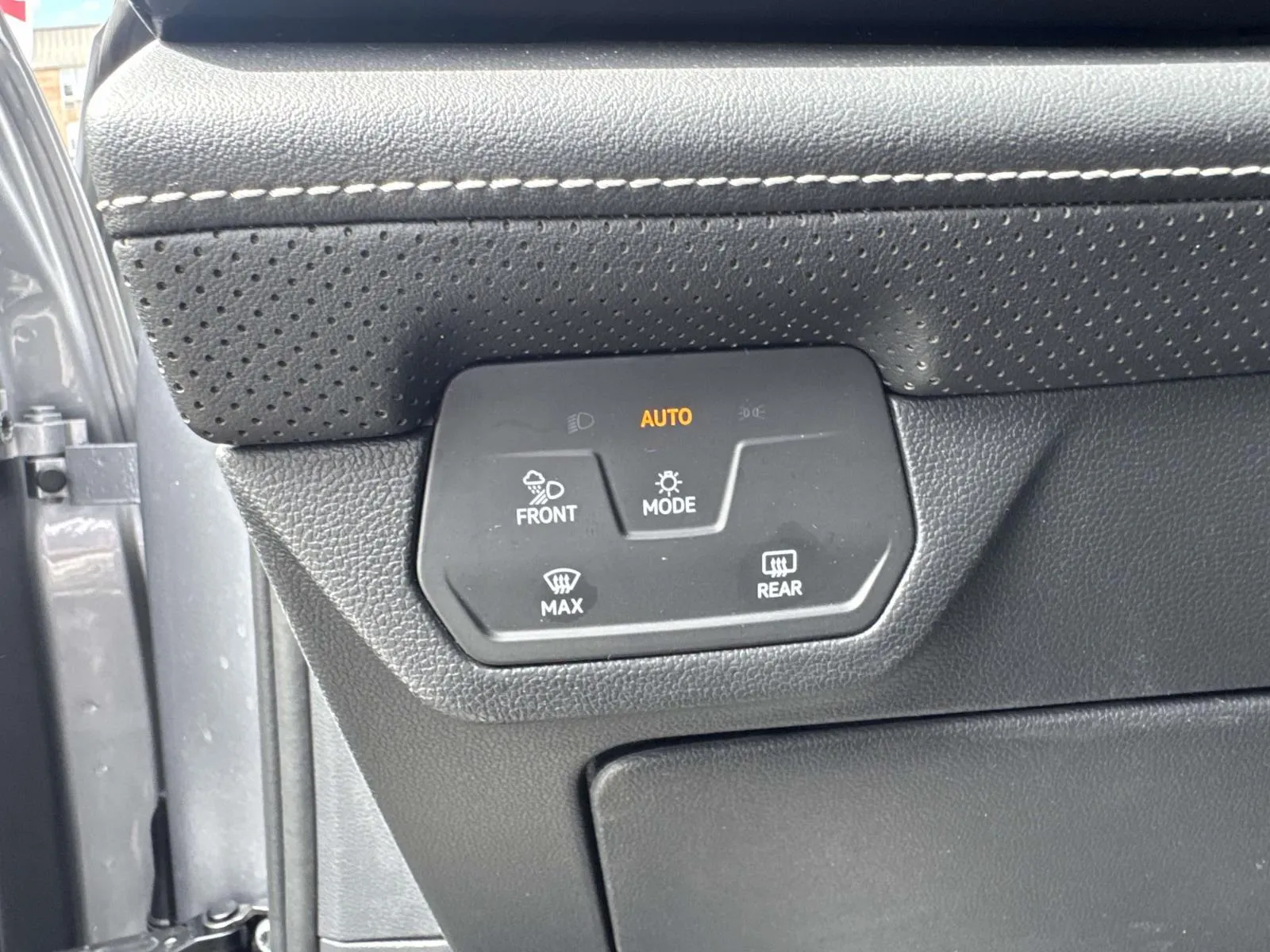 2024 Volkswagen Atlas SE w/Tech - Photo 17
