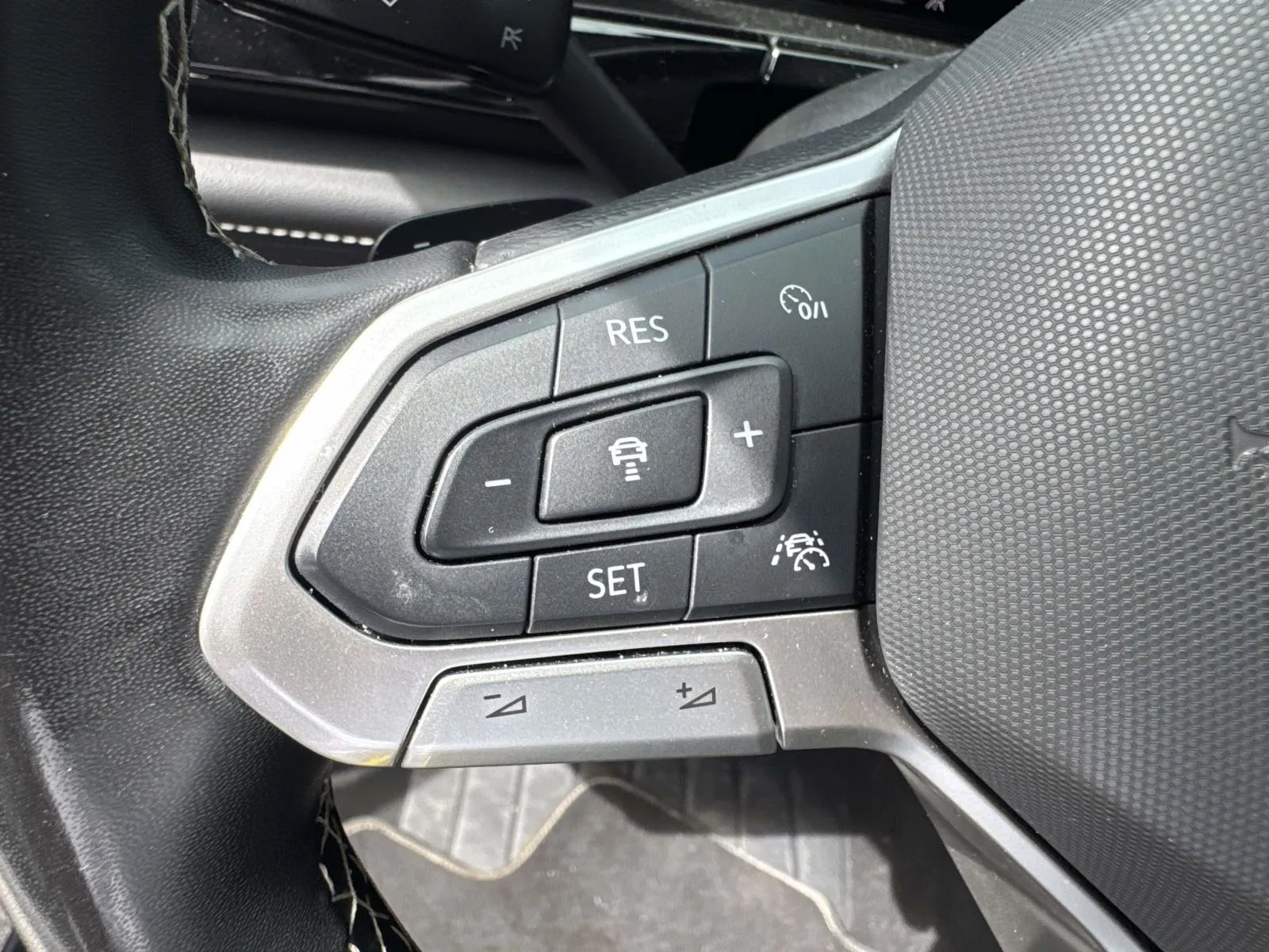 2024 Volkswagen Atlas SE w/Tech - Photo 18