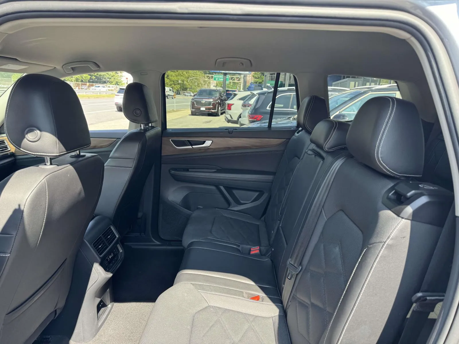 2025 Volkswagen Atlas SE w/Tech - Photo 11