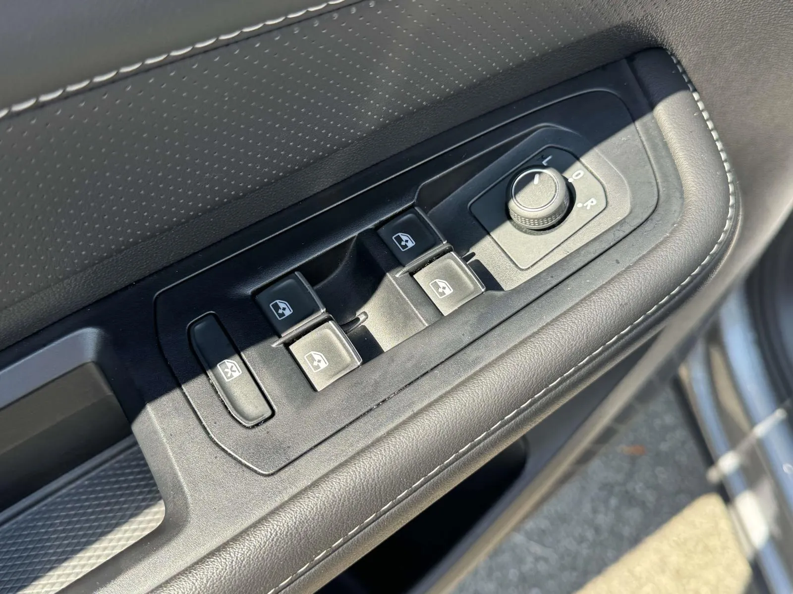 2025 Volkswagen Atlas SE w/Tech - Photo 16