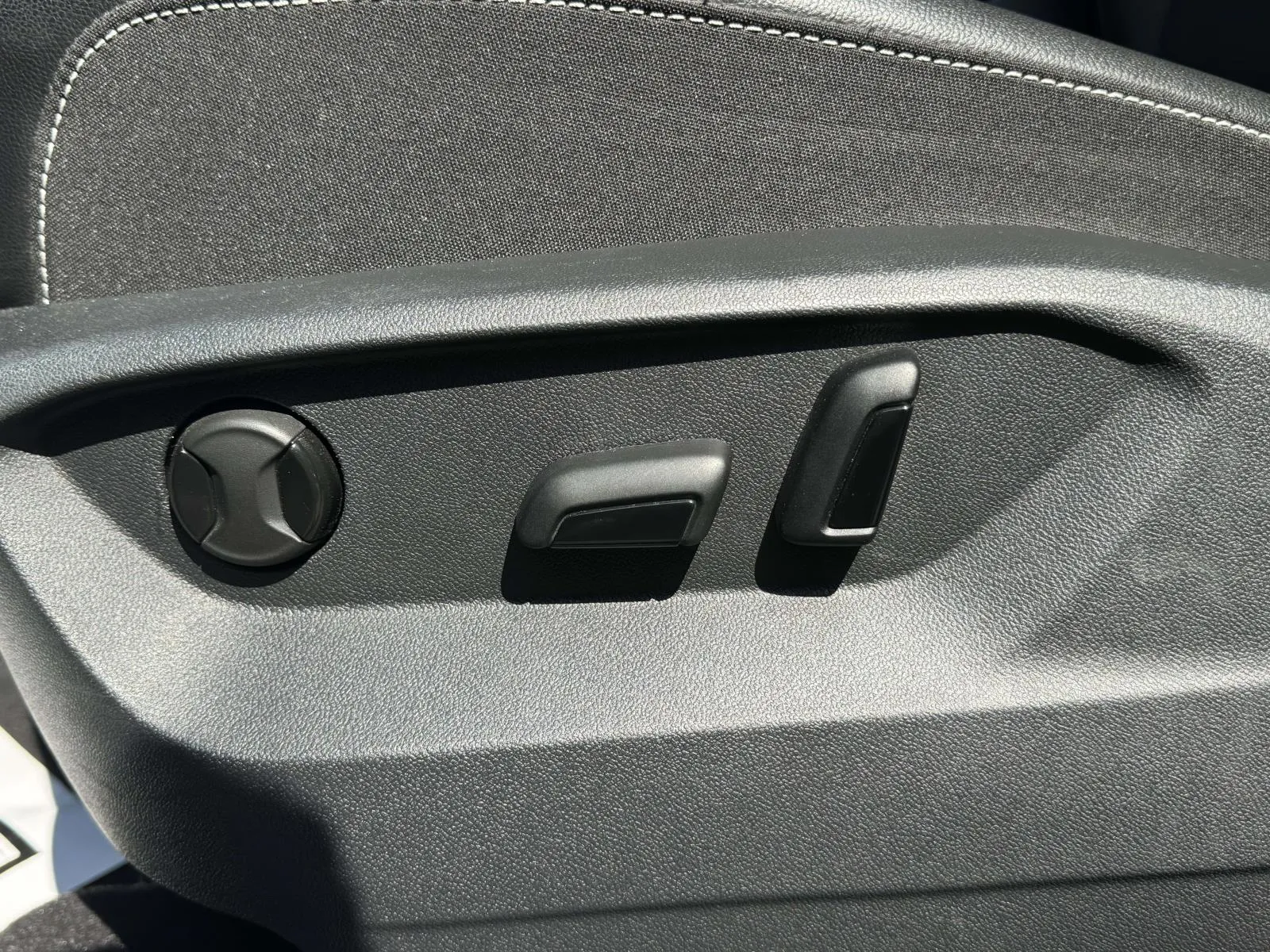 2025 Volkswagen Atlas SE w/Tech - Photo 17