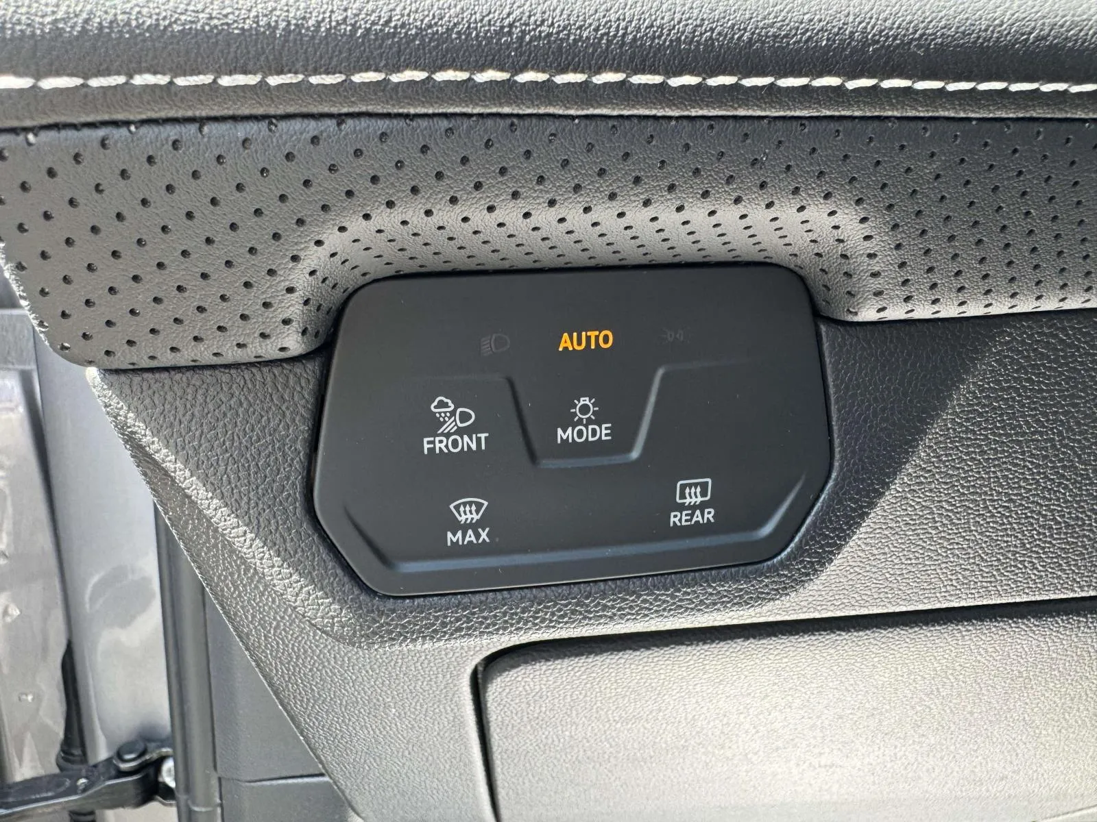 2025 Volkswagen Atlas SE w/Tech - Photo 20