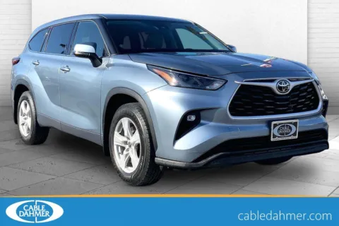 Blue 2022 Toyota Highlander LE for sale in Independence, MO