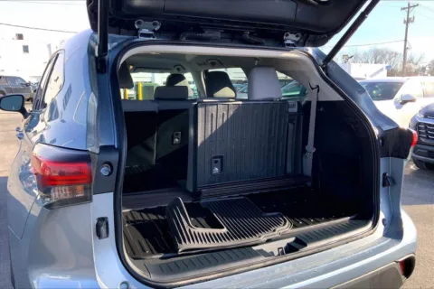 More photos of 2022 Toyota Highlander LE at Cable Dahmer Buick GMC of Independence, MO