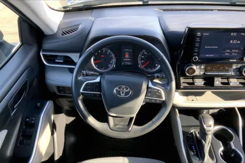 More photos of 2022 Toyota Highlander LE at Cable Dahmer Buick GMC of Independence, MO