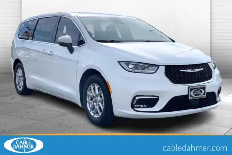 White 2023 Chrysler Pacifica Touring L for sale in Independence, MO