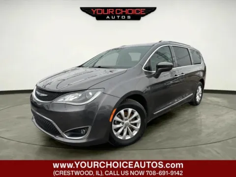 Gray 2019 Chrysler Pacifica Touring L for sale in Crestwood, IL