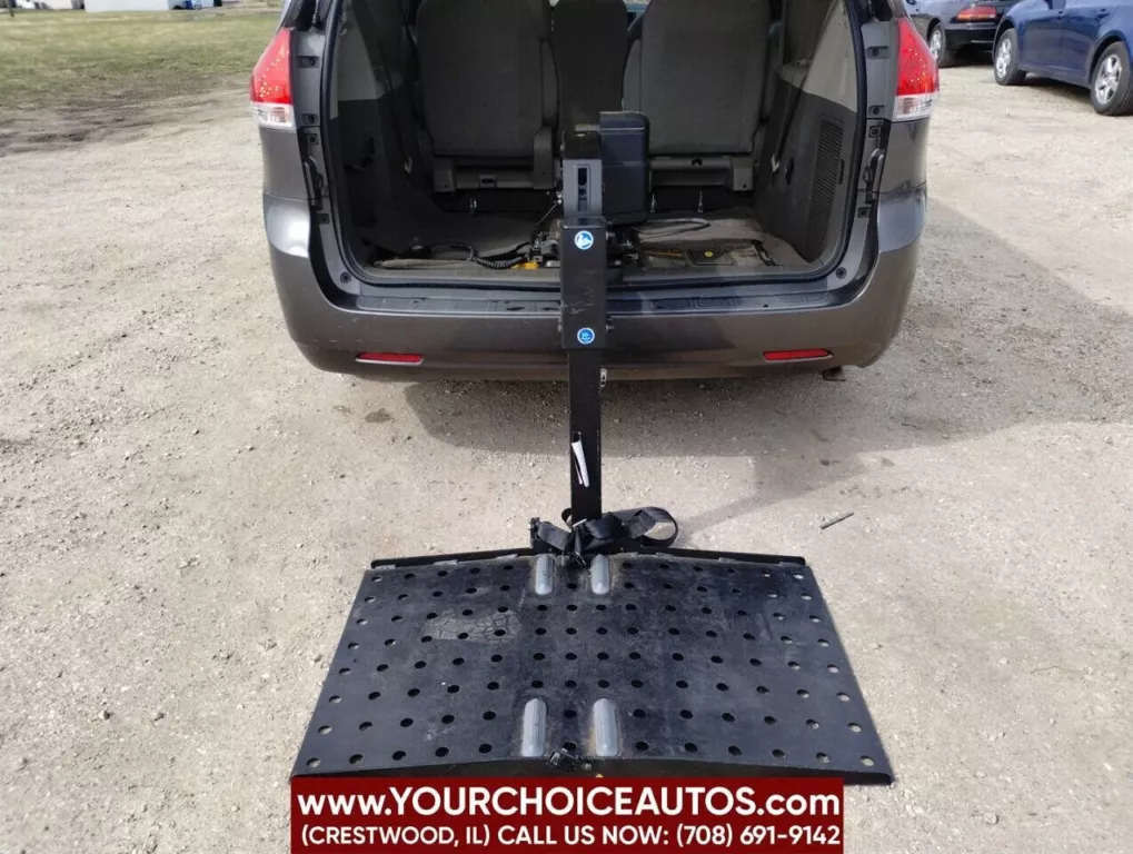 2012 Toyota Sienna LE Mobility 7 Passenger 4dr Mini Van for sale in Crestwood, IL