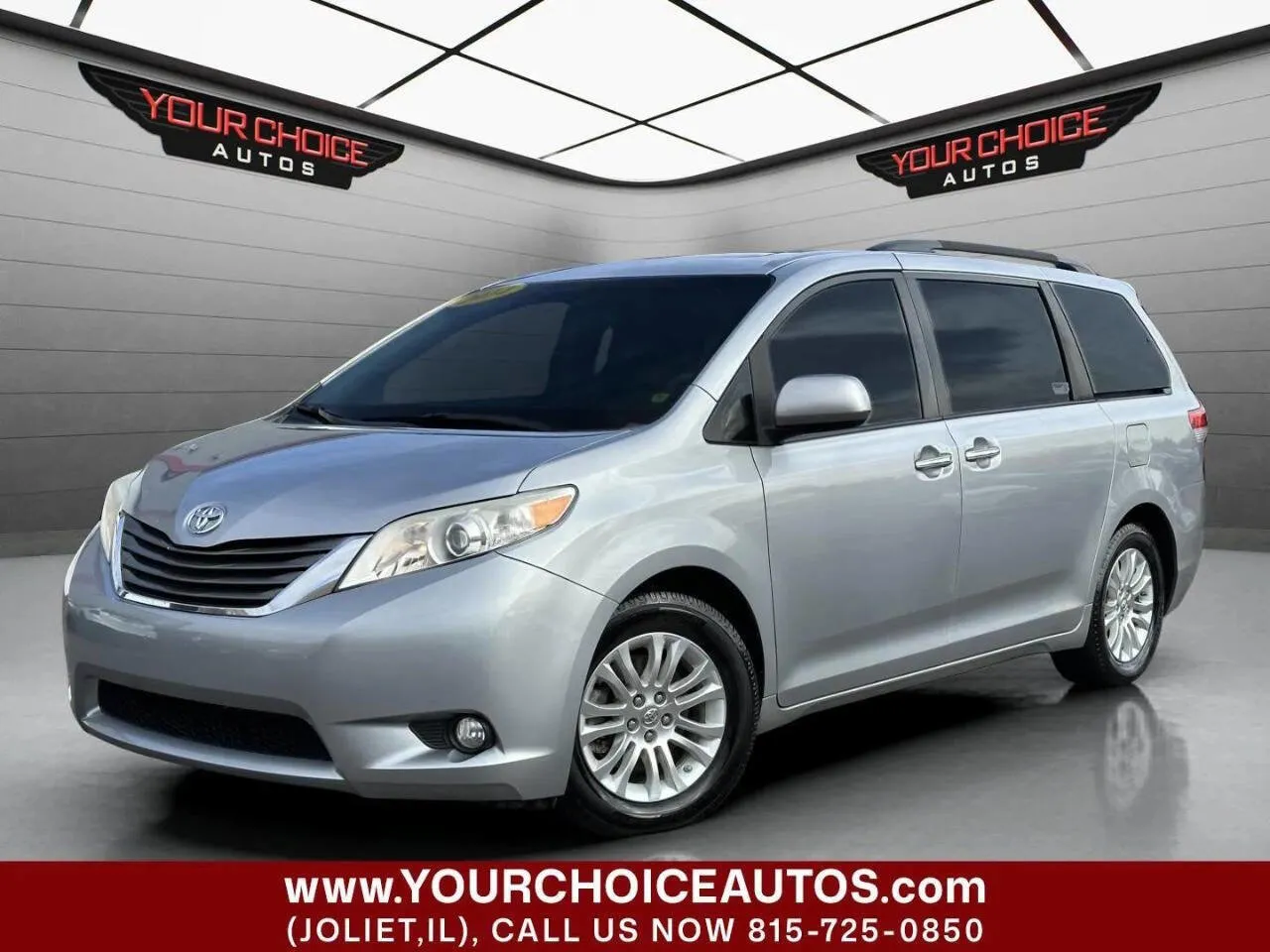 Silver 2014 Toyota Sienna XLE 8 Passenger 4dr Mini Van for sale in Joliet, IL