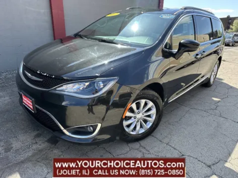 Black 2017 Chrysler Pacifica Touring-L for sale in Joliet, IL