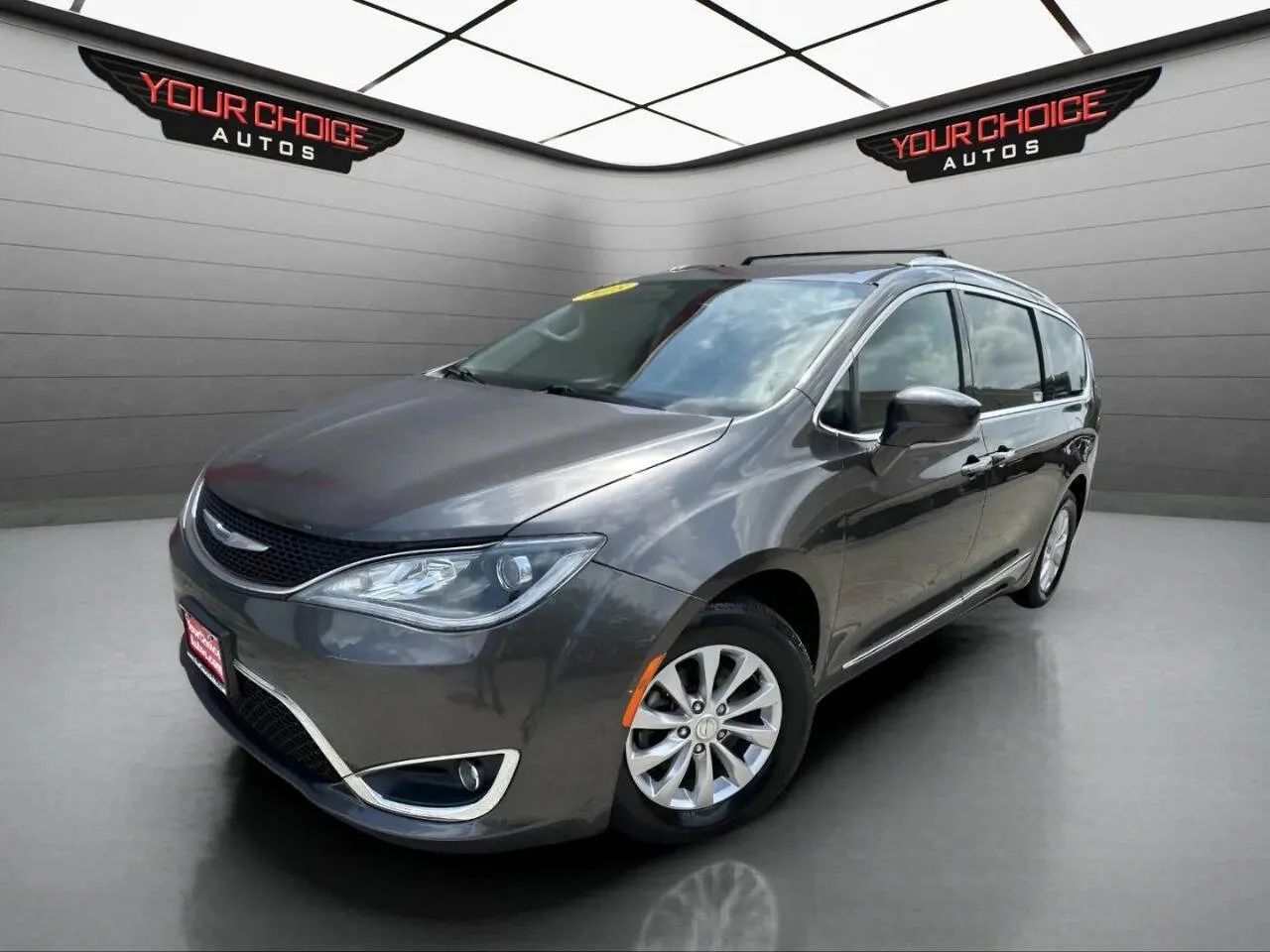 Gray 2018 Chrysler Pacifica Touring L for sale in Joliet, IL